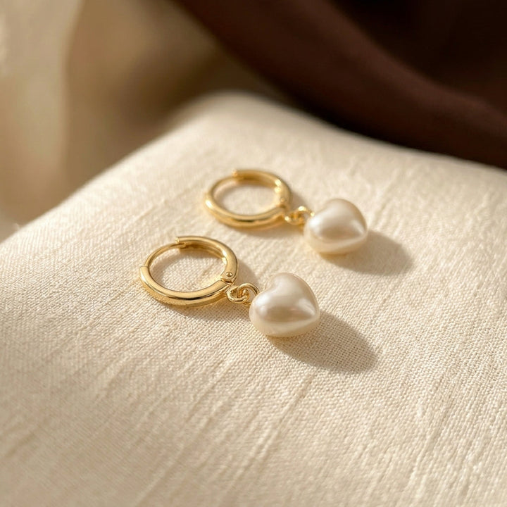 Brincos de Pérola em Forma de Coração Dourado