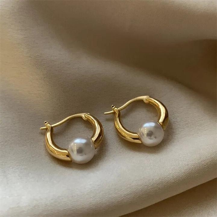 Brincos elegantes de pérola dourada